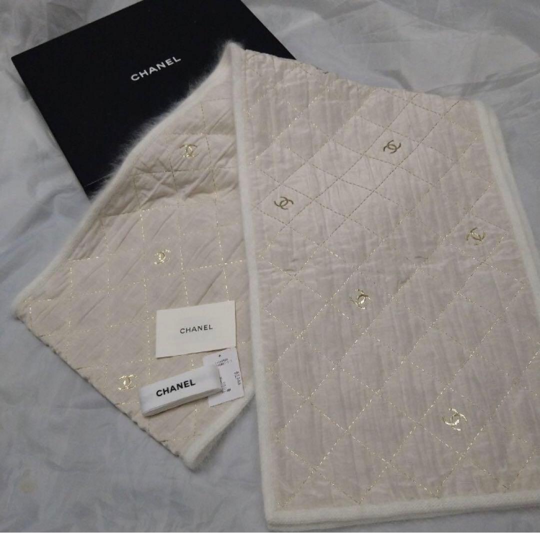CHANEL キルティングマフラー ホワイト・ゴールド・金 CHANEL マトラッセ ココボール 2021年頃 ショルダーバッグ ホワイト